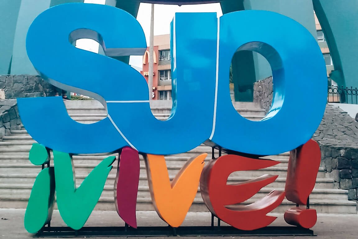 Placa turística com nome "San José vive" © lavidaesmara