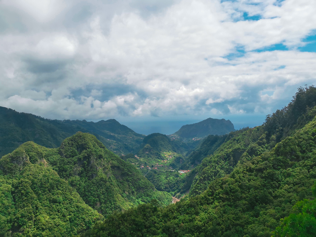 Vale verdejante e montanhas da Madeira