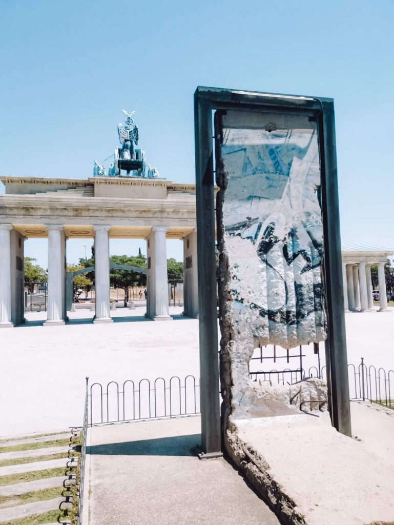 Fragmento do original Muro de Berlim e, atrás, o Portão de Brandemburgono no Parque Europa © lavidaesmara