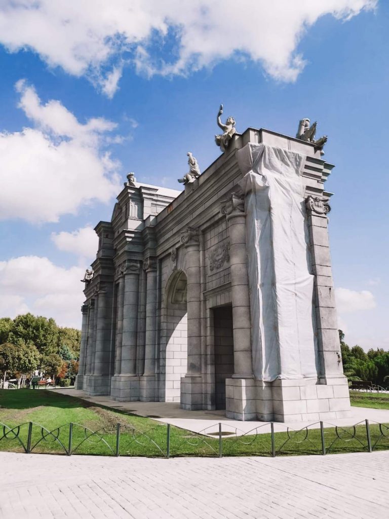 Réplica da Porta de Alcalá no Parque Europa © lavidaesmara