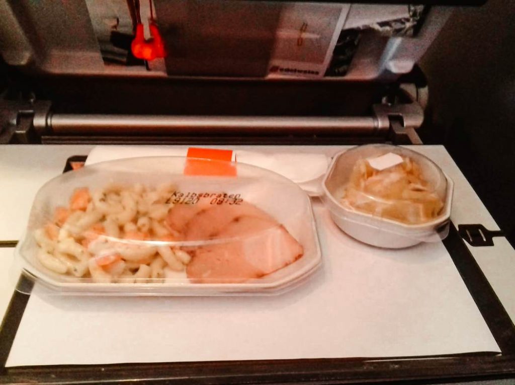 O que comer durante uma longa viagem de avião © lavidaesmara