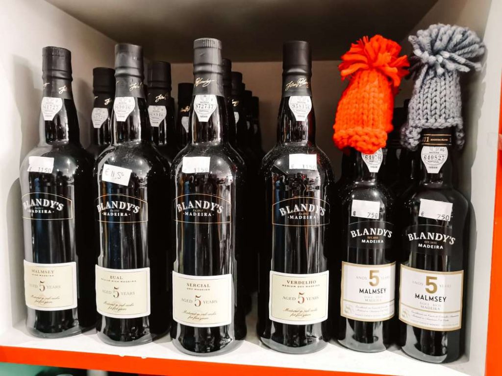 Vinho Madeira das marcas Blandy's e J. Faria e Filhos para venda © lavidaesmara
