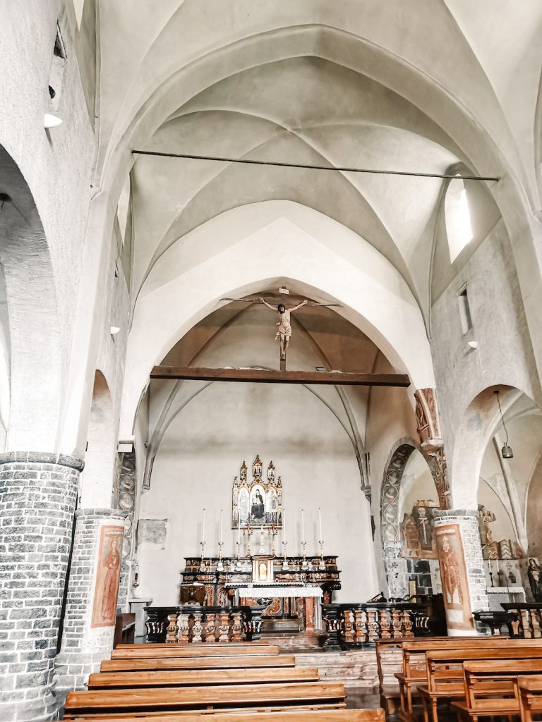 interior da Igreja de San Giorgio em Varenna