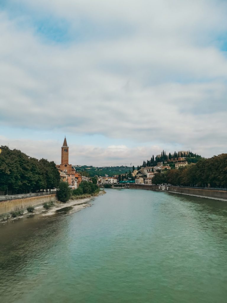 Rio e Igreja em Verona