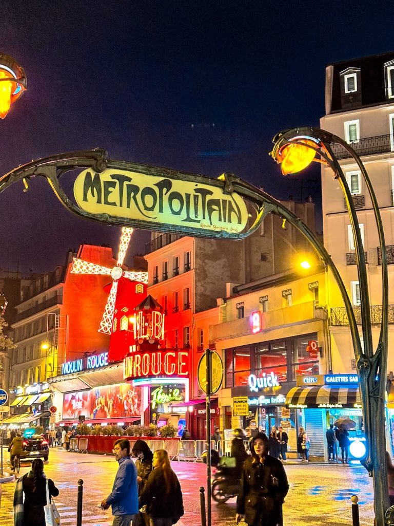 Moulin Rouge e estação de metro