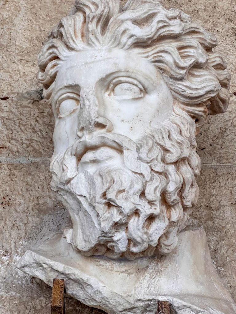 Estátua na Ágora de Atenas